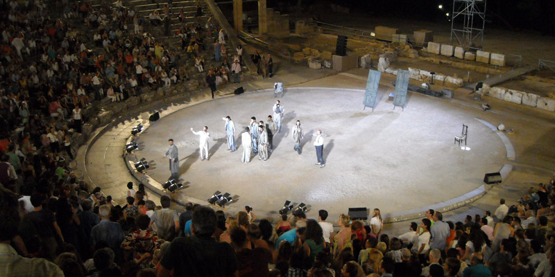 Epidauro rappresentazione teatrale di notte
